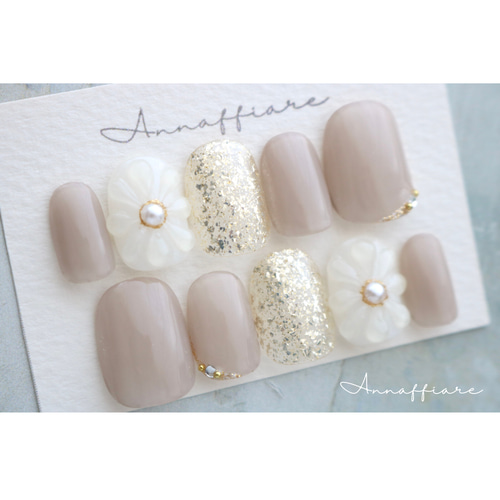 カラー変更可】ヌードグレージュのぷっくりフラワーネイルチップ  