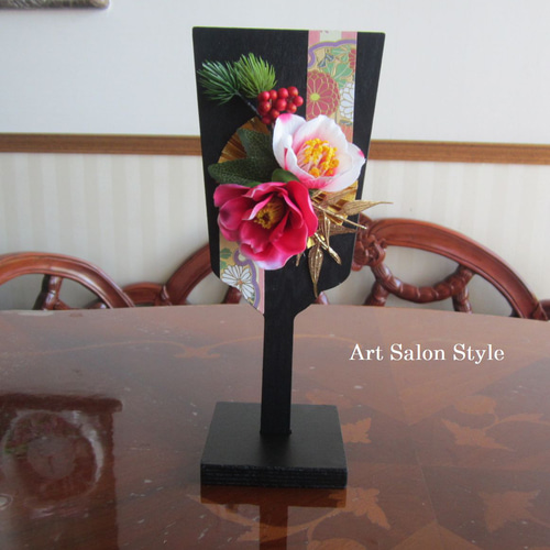 華やかな花飾り漆塗り の羽子板