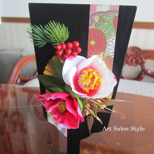 華やかな花飾り漆塗り の羽子板 華やかな花飾り漆塗り の羽子板