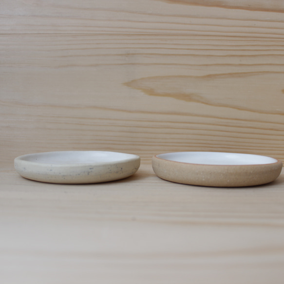陶器　育てるウツワ ペア 10cm平皿 小皿 白と茶 地シリーズ 2枚目の画像