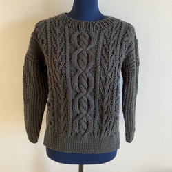 チャコールグレーのアラン模様セーター 2枚目の画像