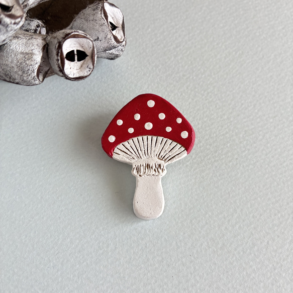 陶ブローチ【赤いきのこ】秋の森のかわいいアクセサリー ブローチ