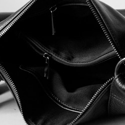 柔らかい本革ショルダーバッグ斜め掛け大容量　マチ広め収納バッグ　ブラック 5枚目の画像