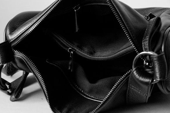 柔らかい本革ショルダーバッグ斜め掛け大容量　マチ広め収納バッグ　ブラック 5枚目の画像