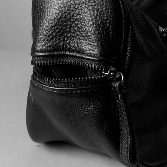 柔らかい本革ショルダーバッグ斜め掛け大容量　マチ広め収納バッグ　ブラック 4枚目の画像