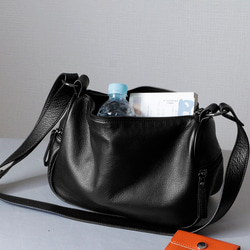 柔らかい本革ショルダーバッグ斜め掛け大容量　マチ広め収納バッグ　ブラック 6枚目の画像