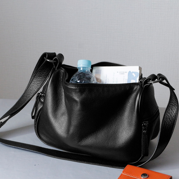 柔らかい本革ショルダーバッグ斜め掛け大容量　マチ広め収納バッグ　ブラック 6枚目の画像
