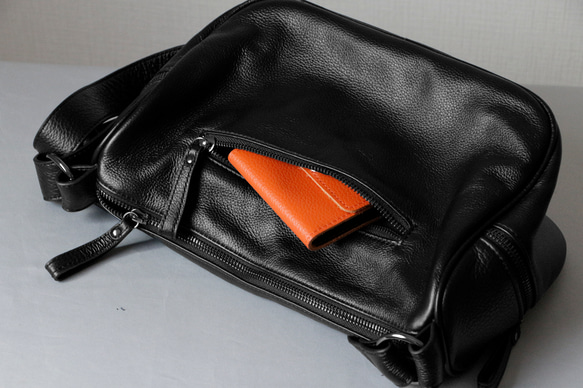柔らかい本革ショルダーバッグ斜め掛け大容量　マチ広め収納バッグ　ブラック 7枚目の画像