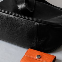 柔らかい本革ショルダーバッグ斜め掛け大容量　マチ広め収納バッグ　ブラック 8枚目の画像