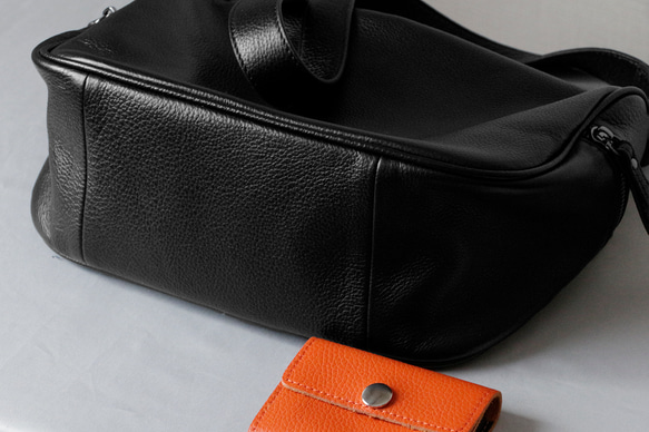 柔らかい本革ショルダーバッグ斜め掛け大容量　マチ広め収納バッグ　ブラック 8枚目の画像