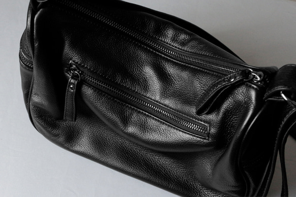 柔らかい本革ショルダーバッグ斜め掛け大容量　マチ広め収納バッグ　ブラック 3枚目の画像