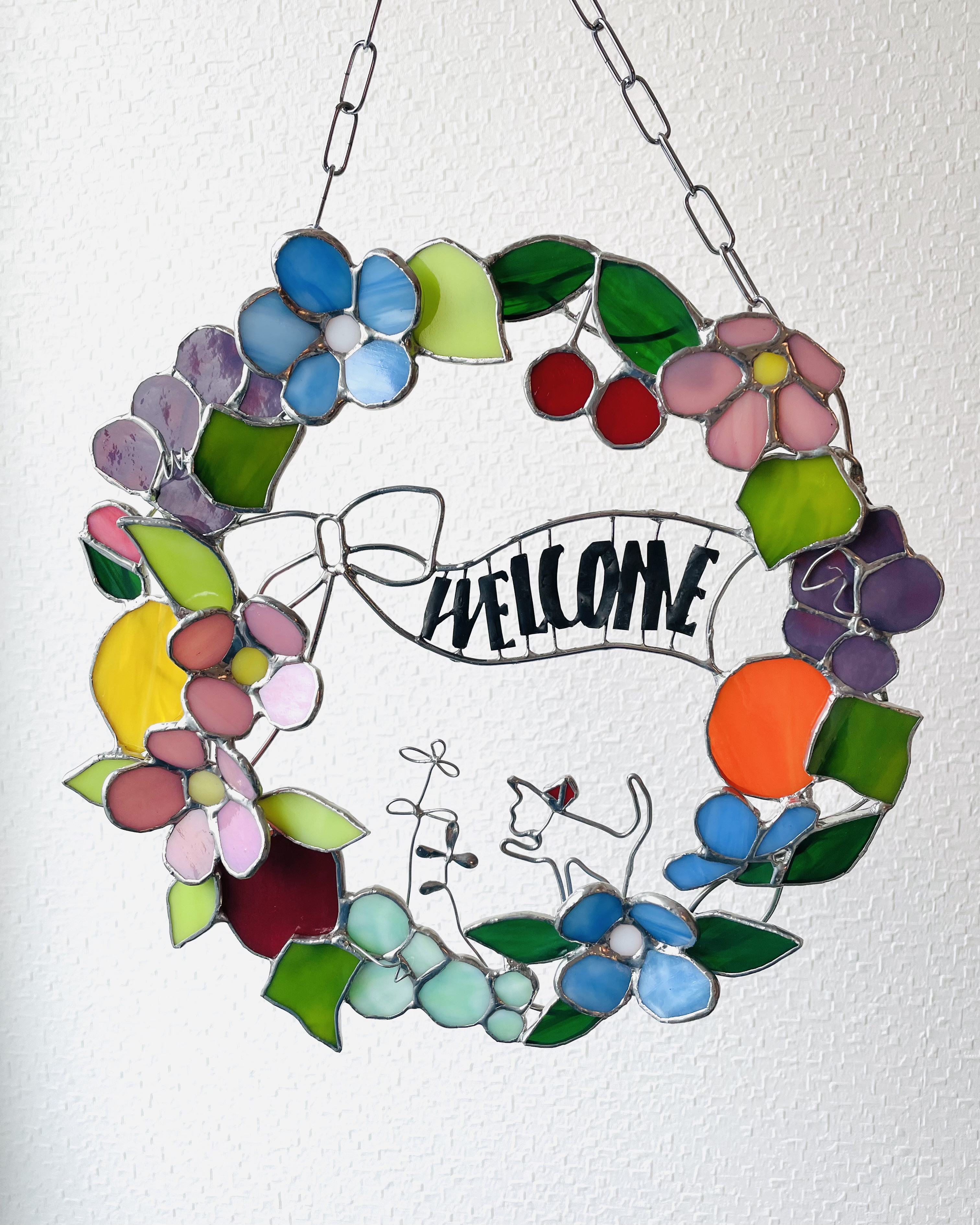 《引越し祝い新築祝いにオススメ》ステンドグラス 花とフルーツと猫のリースの壁掛け　（welcome)送料無料