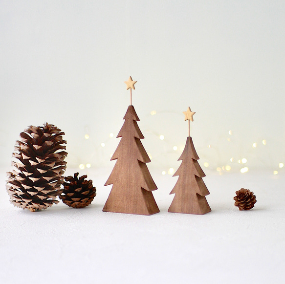 小さな木のクリスマスツリー〈ペアセット〉｜ウォールナット｜木製インテリア雑貨 1枚目の画像
