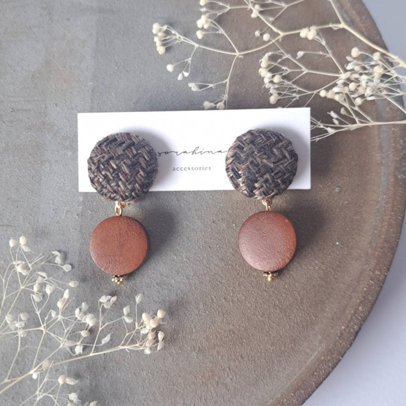 ツイードボタンピアスイヤリングブラウン茶色ハンドメイドアクセサリー