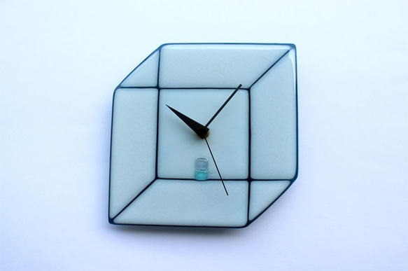 ガラス時計　立方体 　ホワイト×ブルーグレー　壁掛け時計・置時計 1枚目の画像