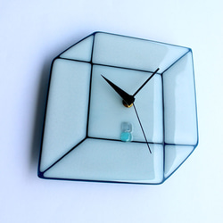 ガラス時計　立方体 　ホワイト×ブルーグレー　壁掛け時計・置時計 3枚目の画像