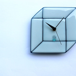 ガラス時計　立方体 　ホワイト×ブルーグレー　壁掛け時計・置時計 2枚目の画像