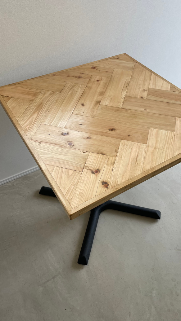 ヘリンボーンテーブル　W700×D700 ダイニングテーブル　カフェテーブル 1枚目の画像
