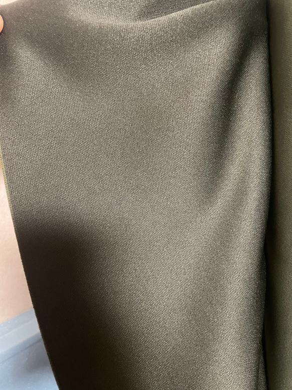 皺紋托特包M【意大利生態毛皮（橄欖綠）x特殊輕質材料（橄欖灰）】 第9張的照片