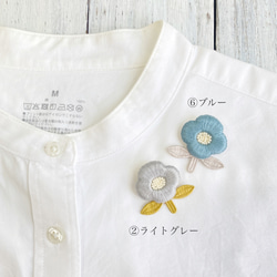 【受注制作】一輪の花 刺繍ブローチ/ライトグレー 5枚目の画像