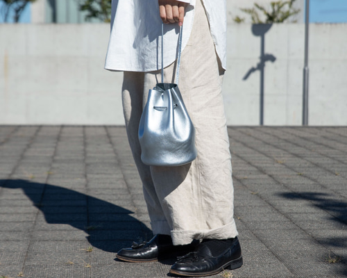 高級正絹　袋帯リメイクした手提げバッグ　シルバー　　タッセル付き 着物BAG 手提げバッグ ｜正絹着物をリメイク -ONLY ONEをお届け