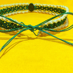 ツートンカラーキラキラ緑のカラーストーンのマクラメチョーカー(ブラジルマクラメネックレス) 2枚目の画像