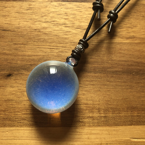 ブルームーンストーン色のガラスネックレス＊青色乳白色の癒し