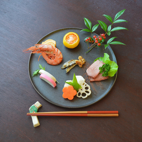 存在感抜群の焼締めのオブジェ的作品。蓋物の楽しさを味わえます。 東京藝術大学 藝大アートプラザ | 加藤萌 @katoh_moe | Instagram