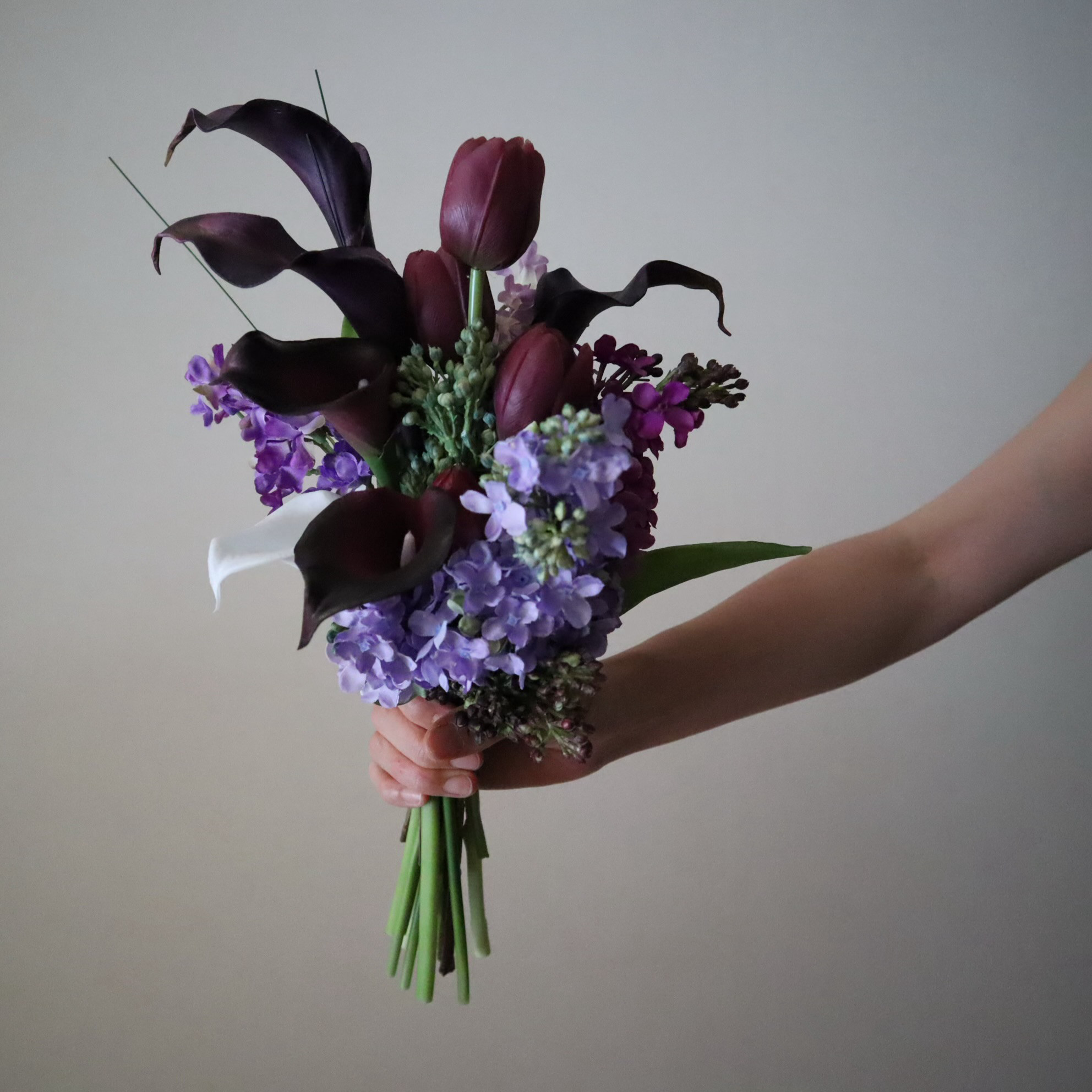 上品なチューリップと繊細なライラックが美しいクラッチブーケ♡ ウェディングブーケ アーティフィシャルフラワー