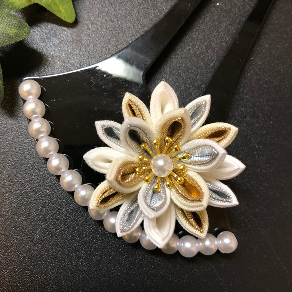 つまみ細工  バチ型かんざし  ゴールド・シルバーパール 4枚目の画像