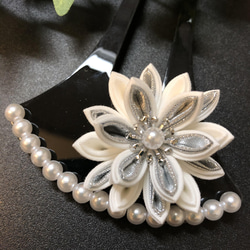 つまみ細工  バチ型かんざし  ゴールド・シルバーパール 3枚目の画像