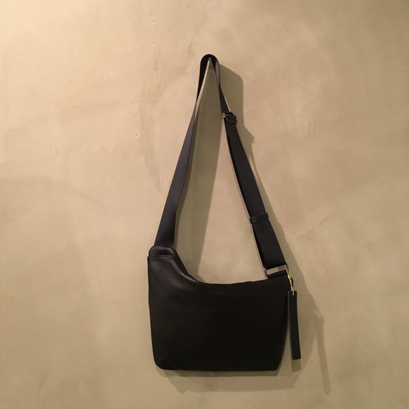 着る感覚で持つ 薄マチ 牛革ボディショルダーバッグ／レスデザイン-Less(レス)／神戸元町革鞄 3枚目の画像