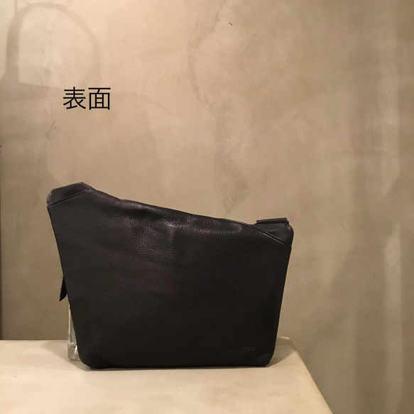 着る感覚で持つ 薄マチ 牛革ボディショルダーバッグ／レスデザイン-Less(レス)／神戸元町革鞄 5枚目の画像