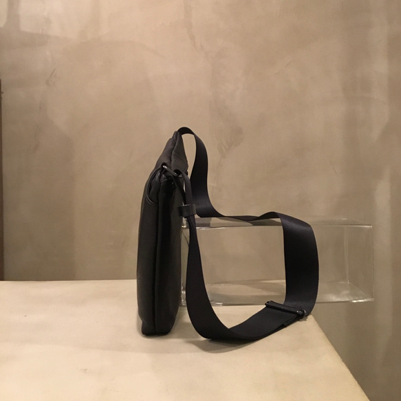 着る感覚で持つ 薄マチ 牛革ボディショルダーバッグ／レスデザイン-Less(レス)／神戸元町革鞄 7枚目の画像