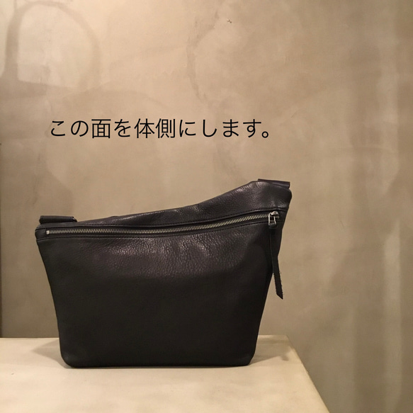 着る感覚で持つ 薄マチ 牛革ボディショルダーバッグ／レスデザイン-Less(レス)／神戸元町革鞄 6枚目の画像