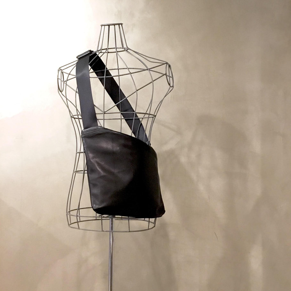 着る感覚で持つ 薄マチ 牛革ボディショルダーバッグ／レスデザイン-Less(レス)／神戸元町革鞄 1枚目の画像