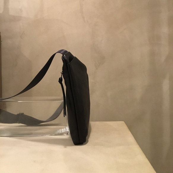 着る感覚で持つ 薄マチ 牛革ボディショルダーバッグ／レスデザイン-Less(レス)／神戸元町革鞄 8枚目の画像
