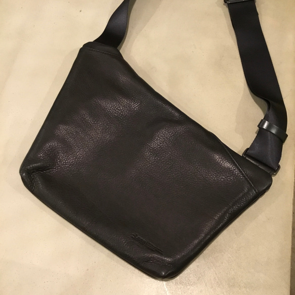 着る感覚で持つ 薄マチ 牛革ボディショルダーバッグ／レスデザイン-Less(レス)／神戸元町革鞄 4枚目の画像
