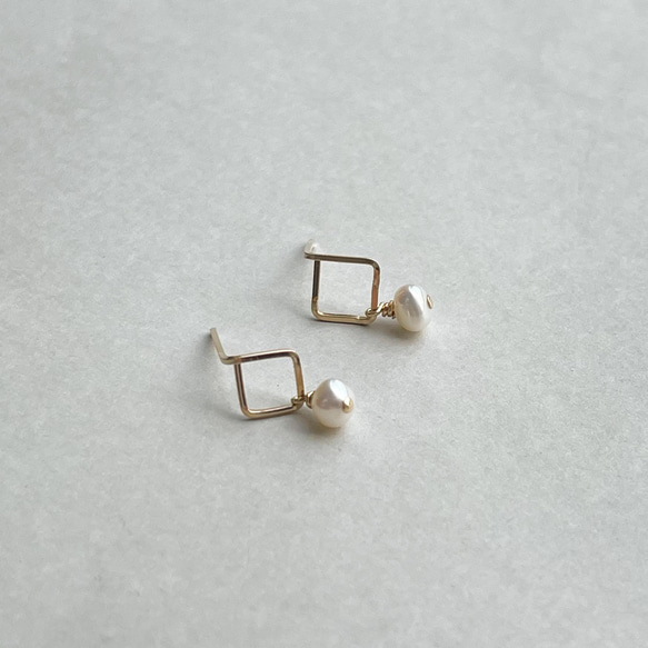 迷你方形耳環 白珍珠（14KGF）耳環/耳環 第2張的照片
