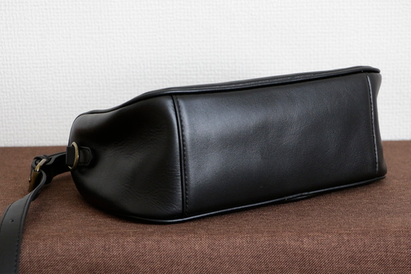 身軽本革カジュアルなショルダーバッグ斜めかけ長財布収納可能　黒 4枚目の画像