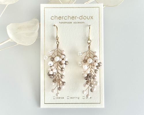 パールの小花が揺れる小枝アクセサリー・マットミルクティー