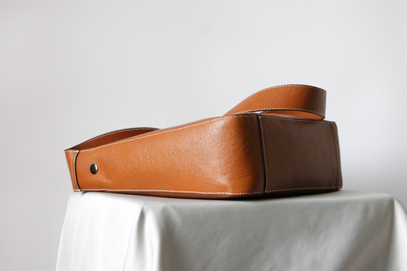 A4サイズ対応シンプルなファッション牛革ショルダーバッグ斜め掛けポケット付き 13枚目の画像