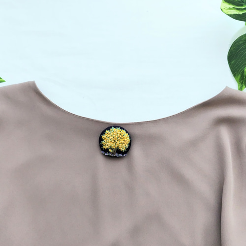 刺繍ブローチ オレンジ色の実がなる木 ブローチ アトリエLayla 通販  