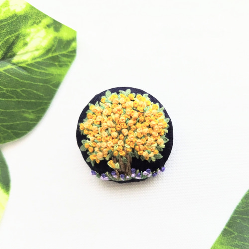 刺繍ブローチ オレンジ色の実がなる木 ブローチ アトリエLayla 通販  