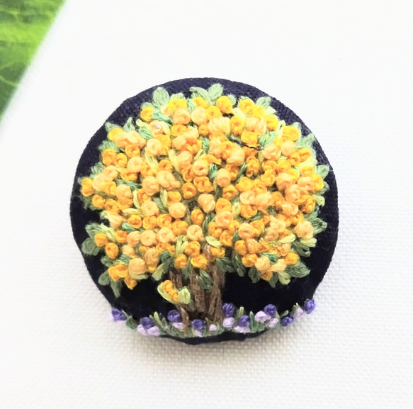 刺繍ブローチ オレンジ色の実がなる木 ブローチ アトリエLayla 通販  