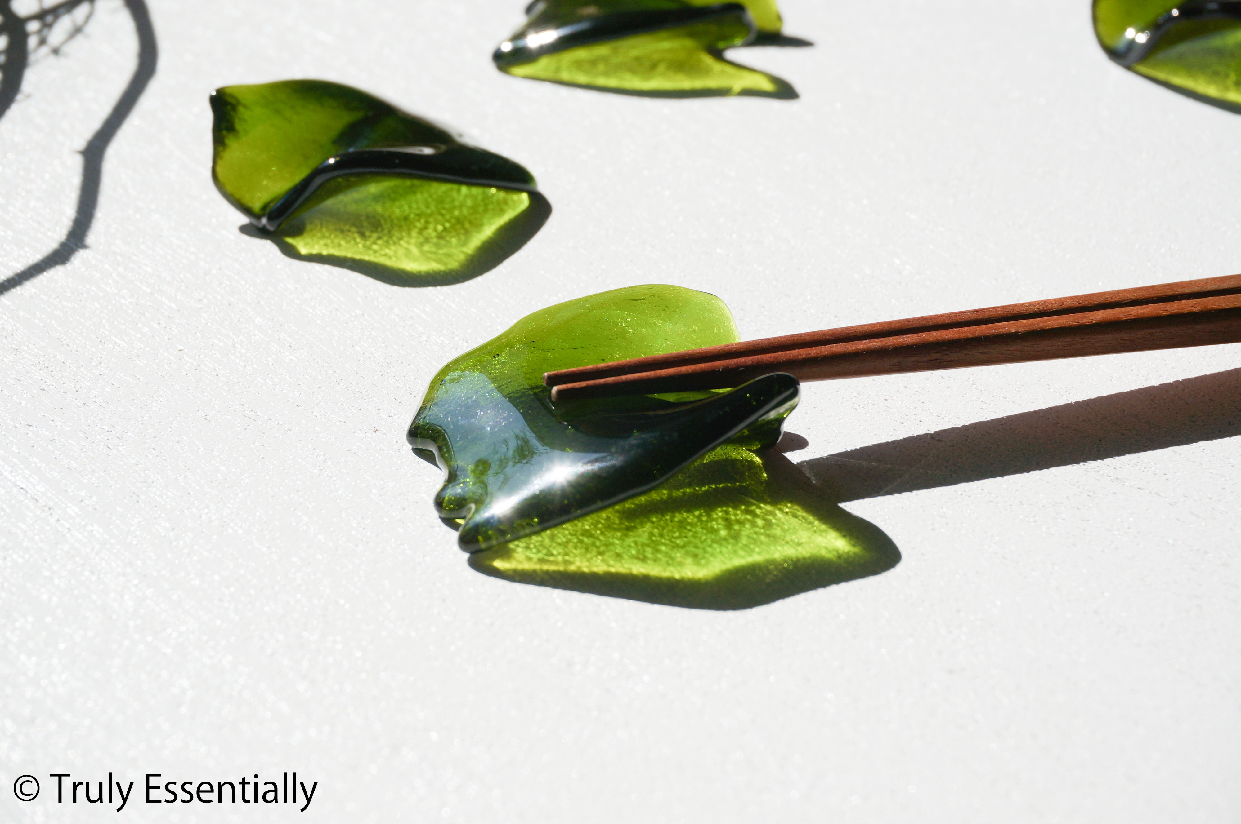 【4点セット】● ガラスの箸置き -「みどりのガラス 」・緑色・光沢