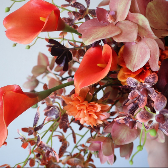 魅力引き立つテラコッタ洋マムや胡蝶蘭のトレンドブーケ♡ リリー ウェディングブーケ アーティフィシャルフラワー 誕生日