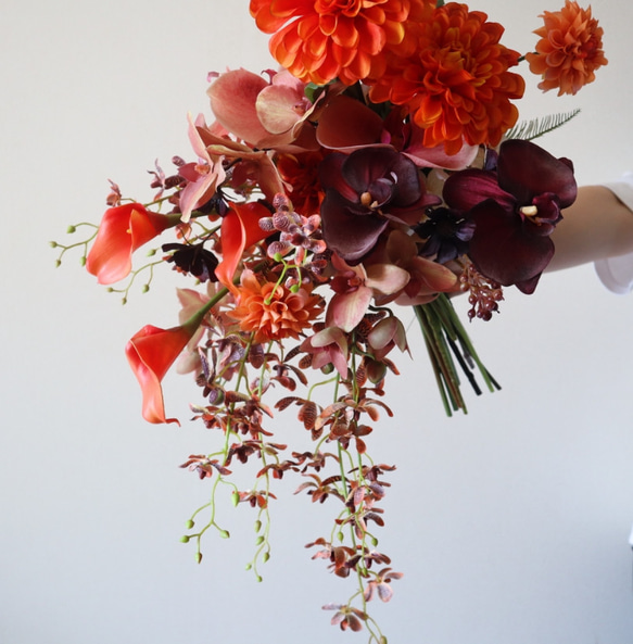魅力引き立つテラコッタ洋マムや胡蝶蘭のトレンドブーケ♡ リリー ウェディングブーケ アーティフィシャルフラワー 誕生日
