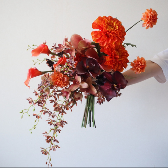 魅力引き立つテラコッタ洋マムや胡蝶蘭のトレンドブーケ♡ リリー ウェディングブーケ アーティフィシャルフラワー 誕生日