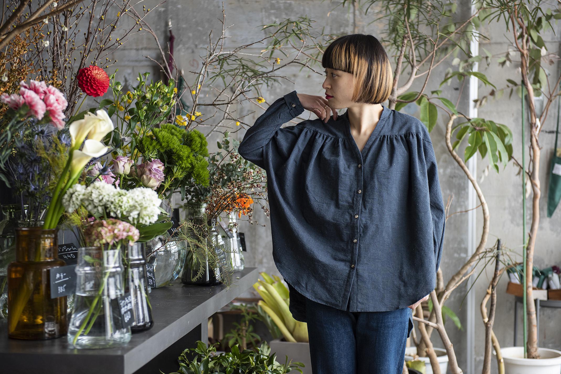 （Hjärta）遠州の静寂を纏う。ネップダンガリーのVネックブラウス 遠州織物